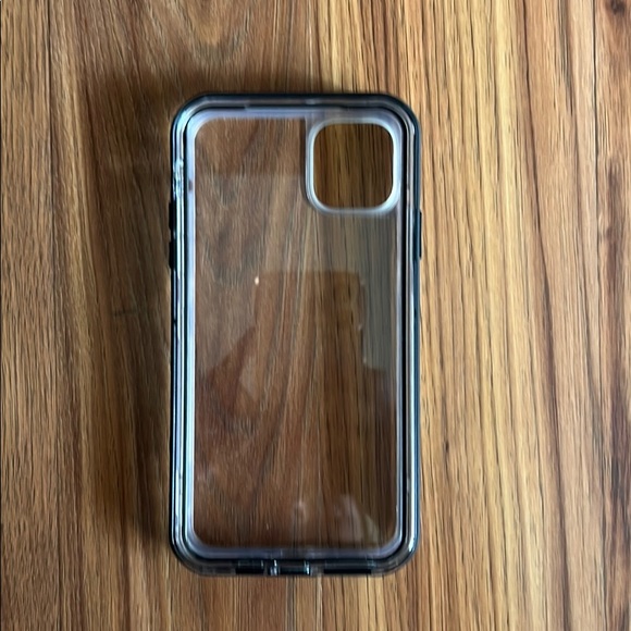 iPhone 11 PRO MAX lifeproof case.